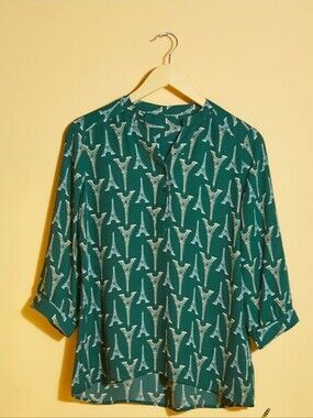 De Collection Green Graphic Eiffel Tower V-Neck Blouse - Size XL